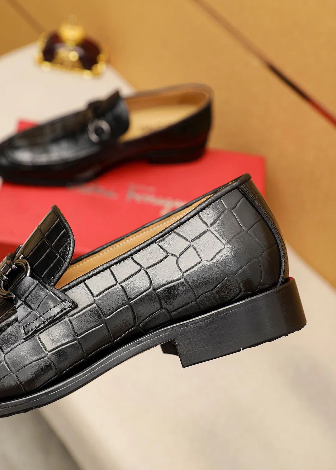 Men's shoes 💰460 💐 Product trademark: Ferragamo "Ferragamo" casual leather shoes Regular size: 38-44 (45.46🉑️customized) Product materials: Selected imported first-layer open-edge beaded cowhide floral upper + luxury hardware buckle, imported water-dyed cowhide leather lining. Strong three-dimensional visual effect, original outsole color: 2 colors available